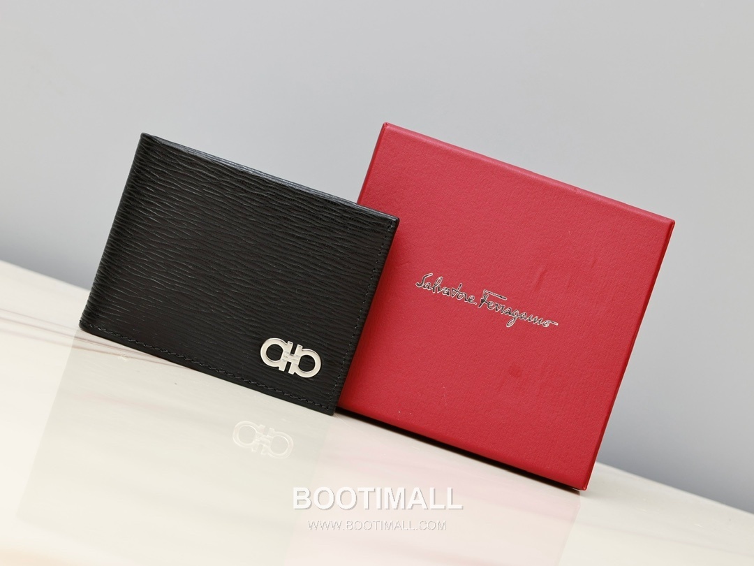 Salvatore Ferragamo Gancini Wave Calfskin Bi-Fold Wallet with Metal Logo Detail 살바토레페라가모 간치니 웨이브 카프스킨 반지갑 66A063 12cm 1