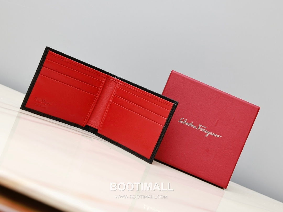 Salvatore Ferragamo Gancini Wave Calfskin Bi-Fold Wallet with Metal Logo Detail 살바토레페라가모 간치니 웨이브 카프스킨 반지갑 66A063 12cm 2