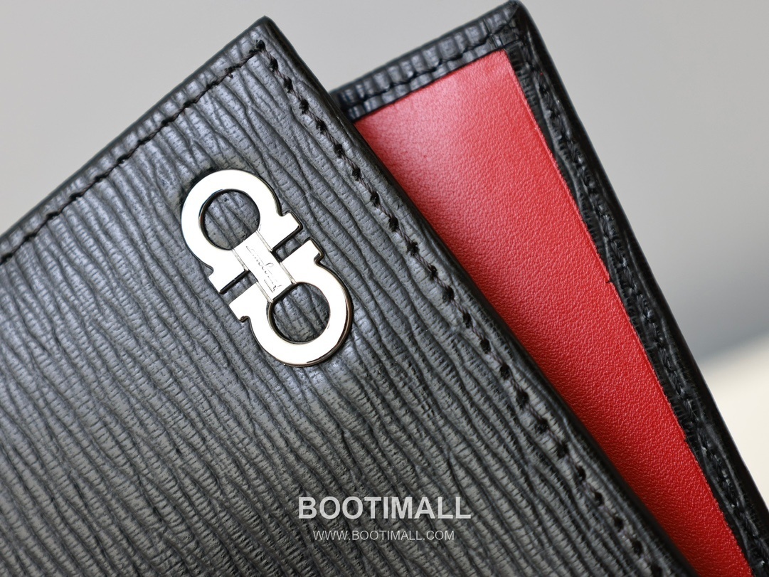 Salvatore Ferragamo Gancini Wave Calfskin Bi-Fold Wallet with Metal Logo Detail 살바토레페라가모 간치니 웨이브 카프스킨 반지갑 66A063 12cm 3