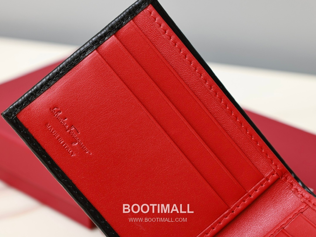 Salvatore Ferragamo Gancini Wave Calfskin Bi-Fold Wallet with Metal Logo Detail 살바토레페라가모 간치니 웨이브 카프스킨 반지갑 66A063 12cm 4