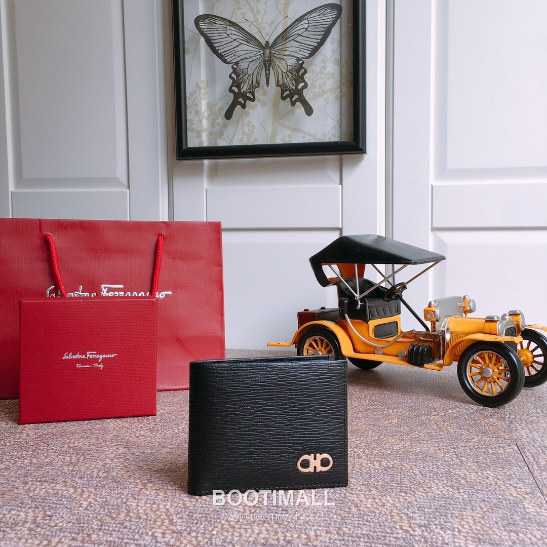 Salvatore Ferragamo Gancini Wave Calfskin Bi-Fold Wallet with Metal Logo Detail 살바토레페라가모 간치니 웨이브 카프스킨 반지갑 66A063 12cm 8