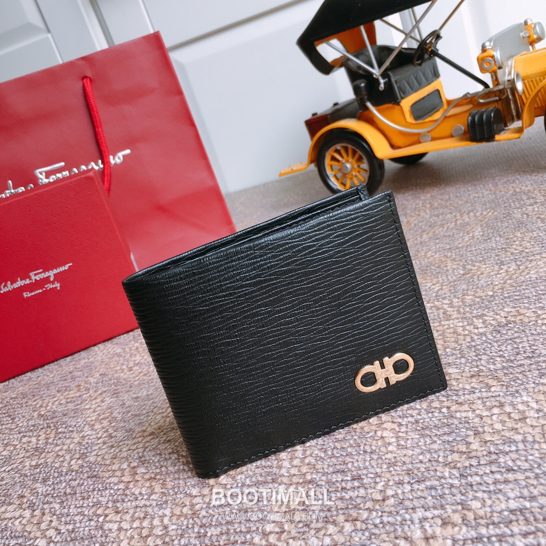 Salvatore Ferragamo Gancini Wave Calfskin Bi-Fold Wallet with Metal Logo Detail 살바토레페라가모 간치니 웨이브 카프스킨 반지갑 66A063 12cm 9
