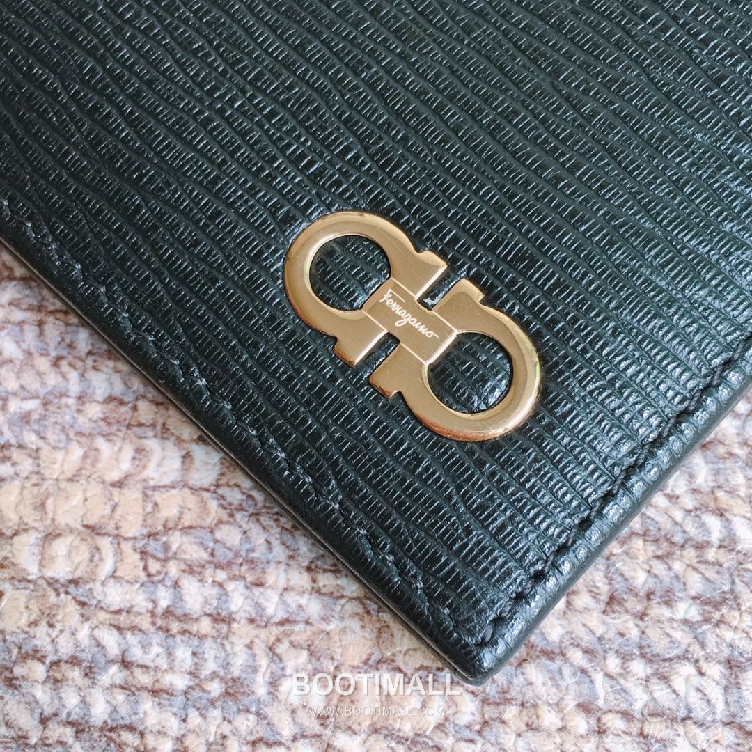 Salvatore Ferragamo Gancini Wave Calfskin Bi-Fold Wallet with Metal Logo Detail 살바토레페라가모 간치니 웨이브 카프스킨 반지갑 66A063 12cm 10