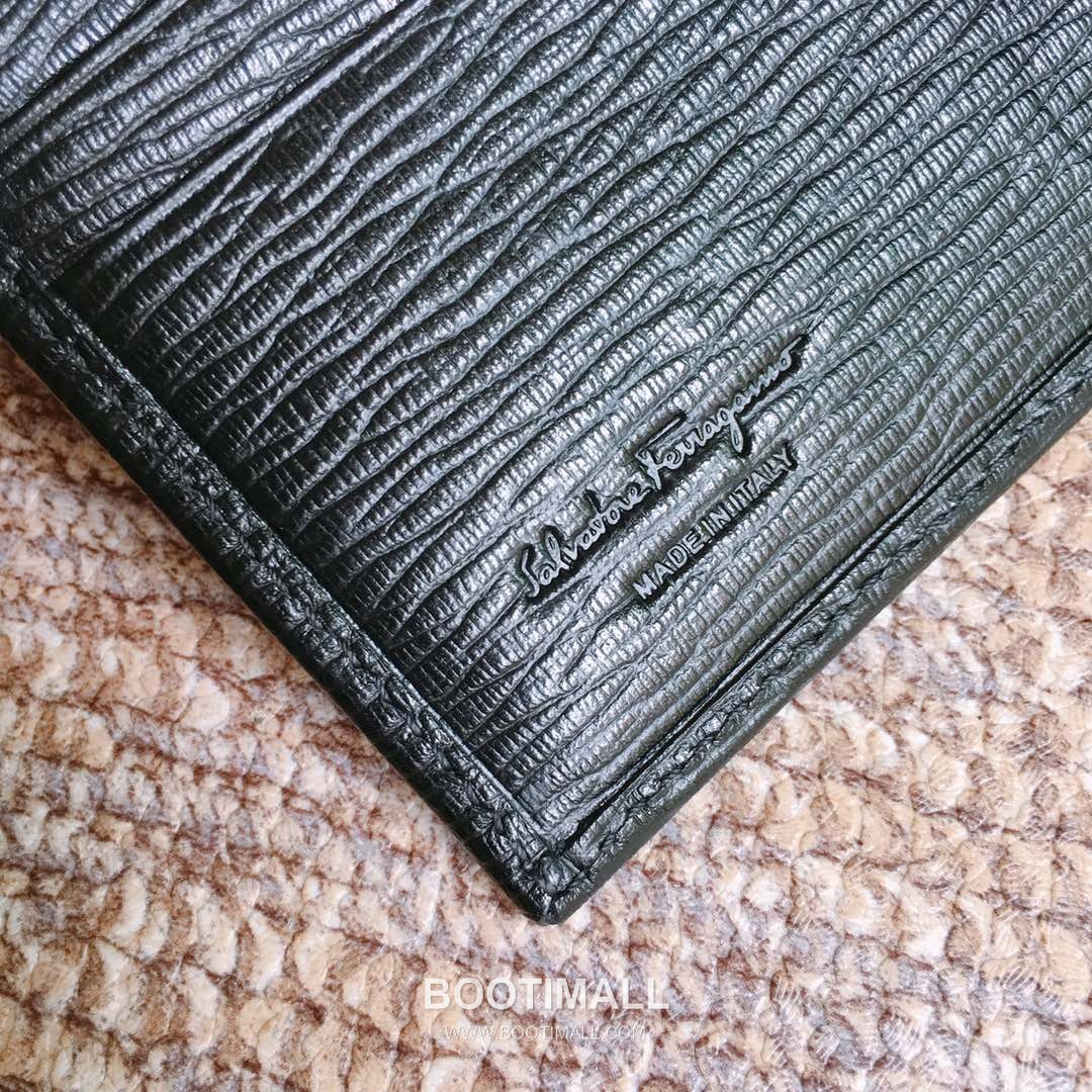 Salvatore Ferragamo Gancini Wave Calfskin Bi-Fold Wallet with Metal Logo Detail 살바토레페라가모 간치니 웨이브 카프스킨 반지갑 66A063 12cm 13