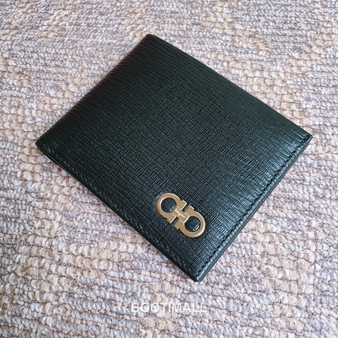 Salvatore Ferragamo Gancini Wave Calfskin Bi-Fold Wallet with Metal Logo Detail 살바토레페라가모 간치니 웨이브 카프스킨 반지갑 66A063 12cm 15