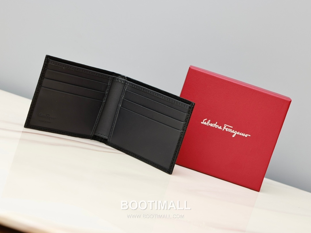 Salvatore Ferragamo Gancini Wave Calfskin Bi-Fold Wallet with Metal Logo Detail 살바토레페라가모 간치니 웨이브 카프스킨 반지갑 66A063 12cm 2