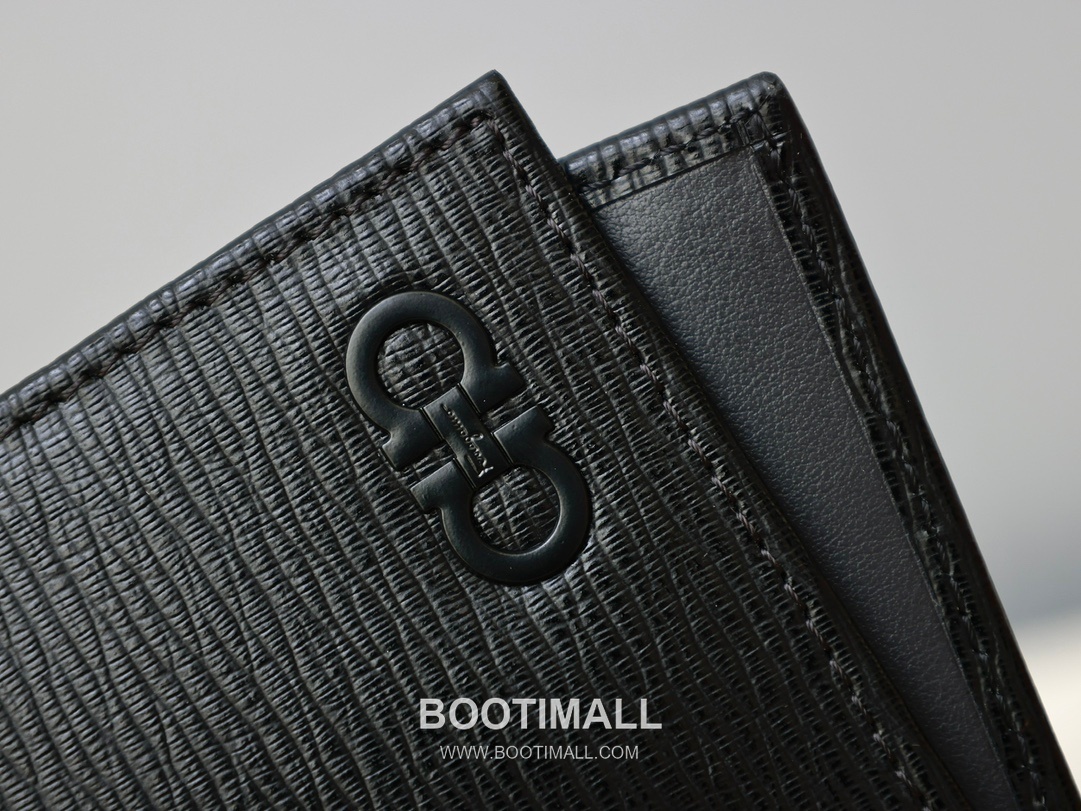 Salvatore Ferragamo Gancini Wave Calfskin Bi-Fold Wallet with Metal Logo Detail 살바토레페라가모 간치니 웨이브 카프스킨 반지갑 66A063 12cm 3