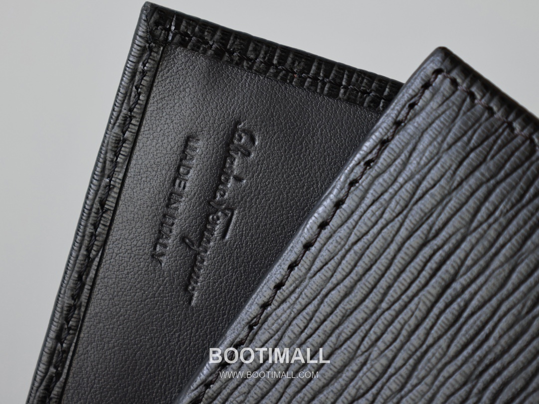 Salvatore Ferragamo Gancini Wave Calfskin Bi-Fold Wallet with Metal Logo Detail 살바토레페라가모 간치니 웨이브 카프스킨 반지갑 66A063 12cm 5