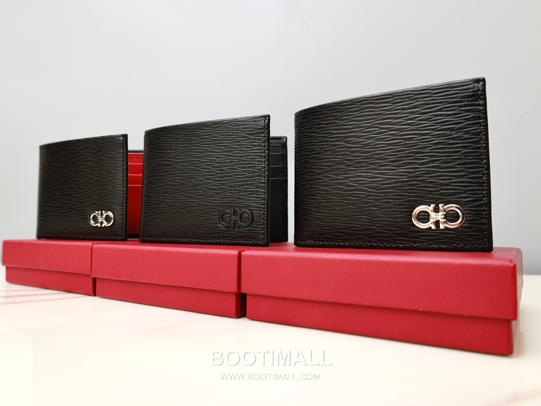 Salvatore Ferragamo Gancini Wave Calfskin Bi-Fold Wallet with Metal Logo Detail 살바토레페라가모 간치니 웨이브 카프스킨 반지갑 66A063 12cm 11