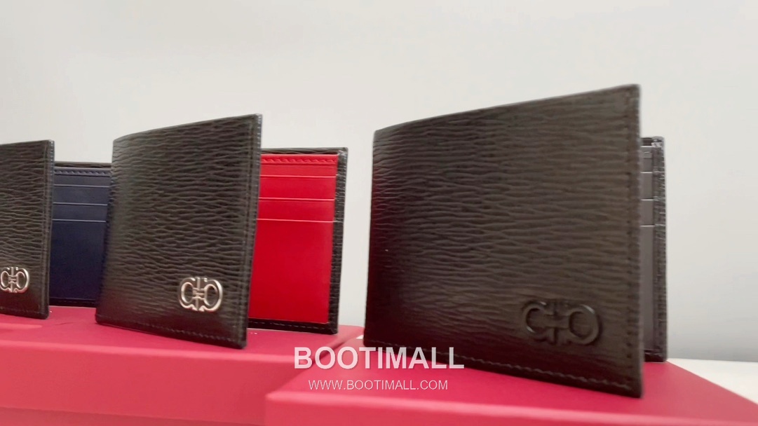 Salvatore Ferragamo Gancini Wave Calfskin Bi-Fold Wallet with Metal Logo Detail 살바토레페라가모 간치니 웨이브 카프스킨 반지갑 66A063 12cm 12