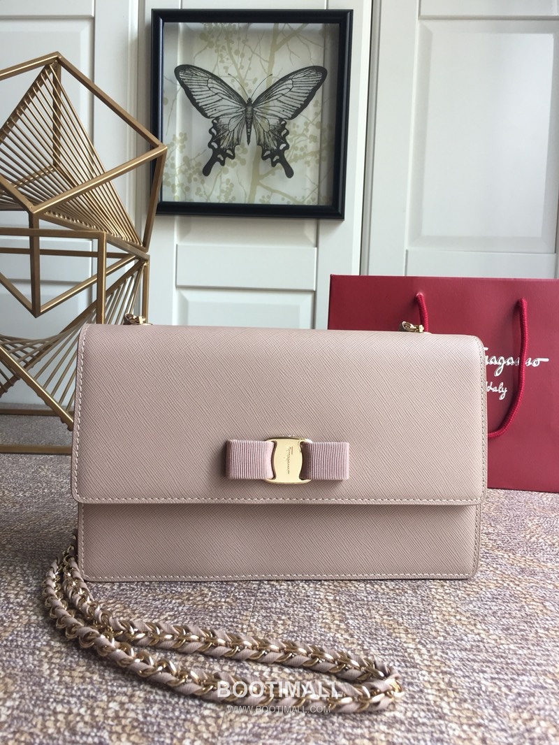 Salvatore Ferragamo Vara Bow Calfskin Flap Shoulder Bag with Chain Strap 살바토레페라가모 바라 보우 카프스킨 플랩 체인 숄더백 21E480 25cm 1