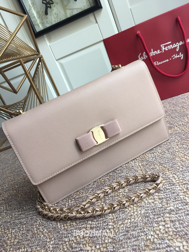 Salvatore Ferragamo Vara Bow Calfskin Flap Shoulder Bag with Chain Strap 살바토레페라가모 바라 보우 카프스킨 플랩 체인 숄더백 21E480 25cm 2