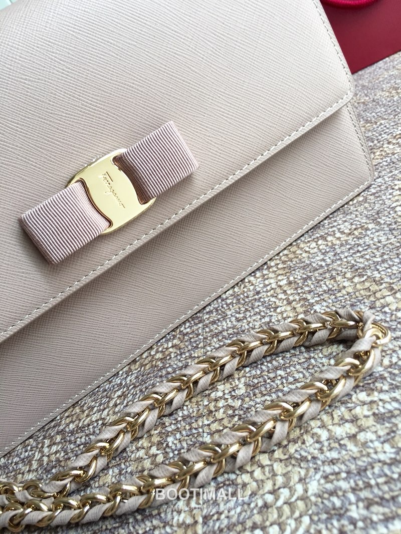 Salvatore Ferragamo Vara Bow Calfskin Flap Shoulder Bag with Chain Strap 살바토레페라가모 바라 보우 카프스킨 플랩 체인 숄더백 21E480 25cm 3