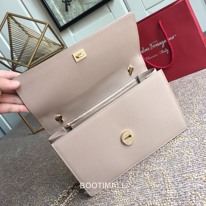Salvatore Ferragamo Vara Bow Calfskin Flap Shoulder Bag with Chain Strap 살바토레페라가모 바라 보우 카프스킨 플랩 체인 숄더백 21E480 25cm 4