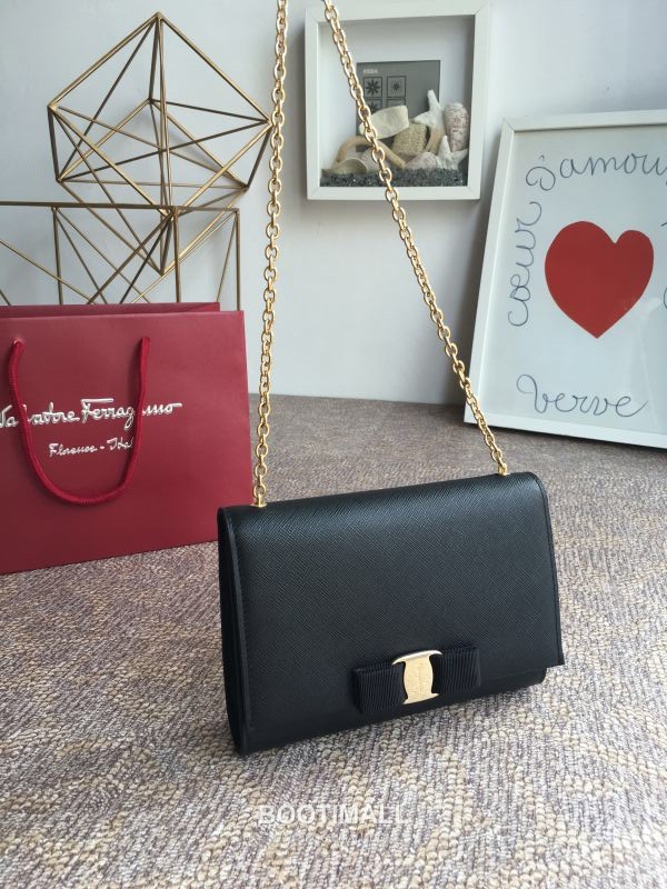 Salvatore Ferragamo Vara Bow Calfskin Flap Shoulder Bag with Chain Strap 살바토레페라가모 바라 보우 카프스킨 플랩 체인 숄더백 22B558 19cm 7