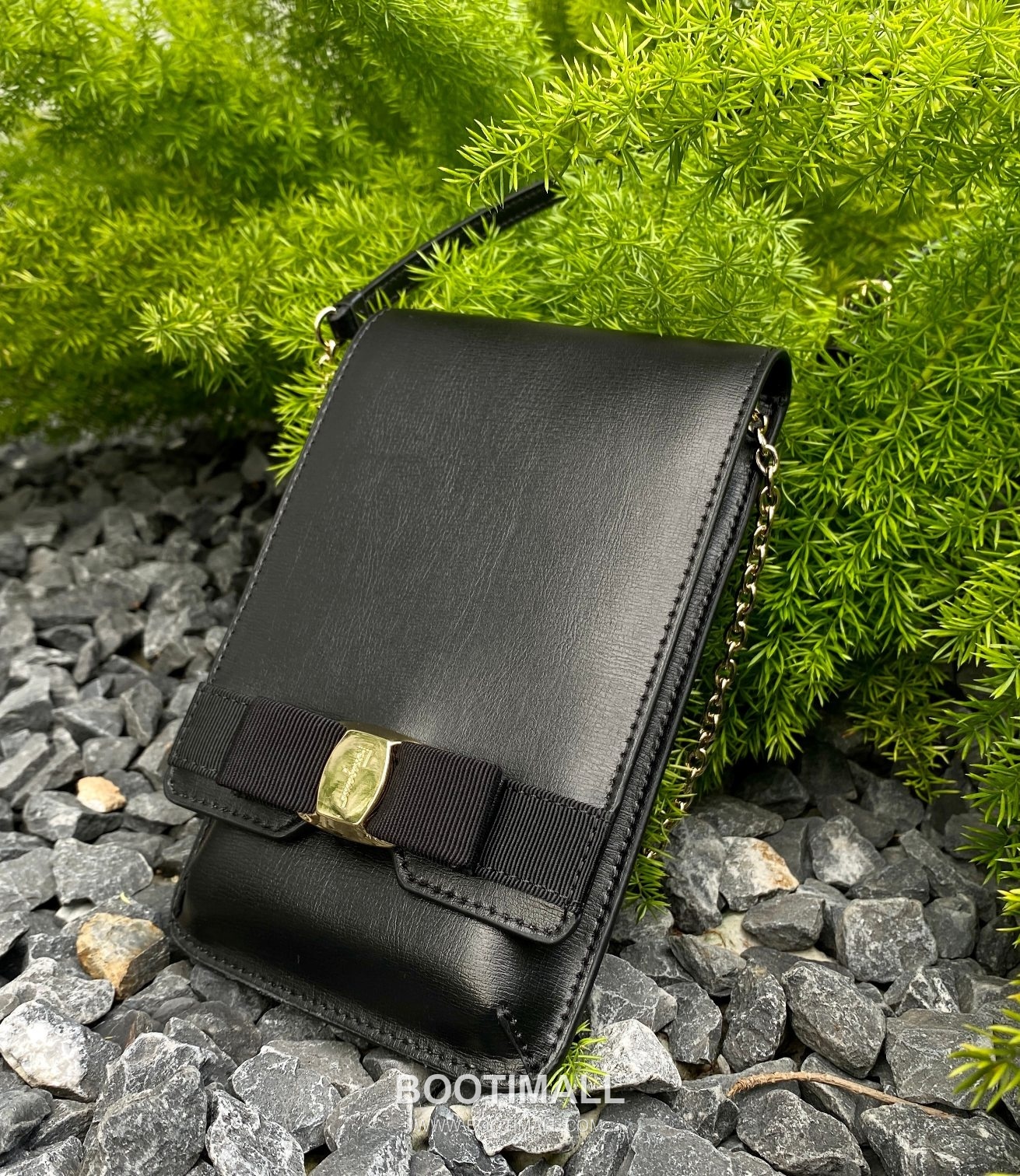 Salvatore Ferragamo Vara Bow Calfskin Phone Crossbody Bag with Belt Loop 살바토레페라가모 바라 보우 카프스킨 폰 크로스바디백 220264 12cm 6