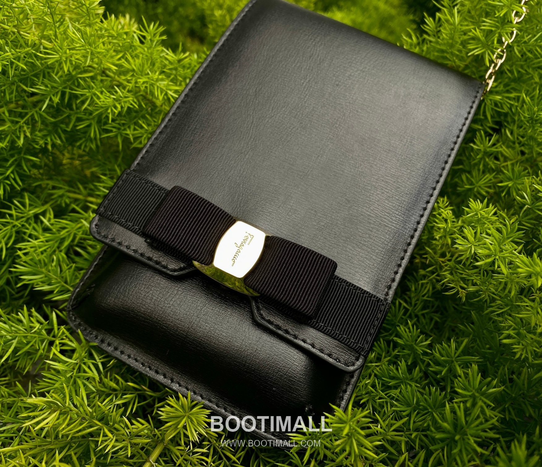 Salvatore Ferragamo Vara Bow Calfskin Phone Crossbody Bag with Belt Loop 살바토레페라가모 바라 보우 카프스킨 폰 크로스바디백 220264 12cm 12