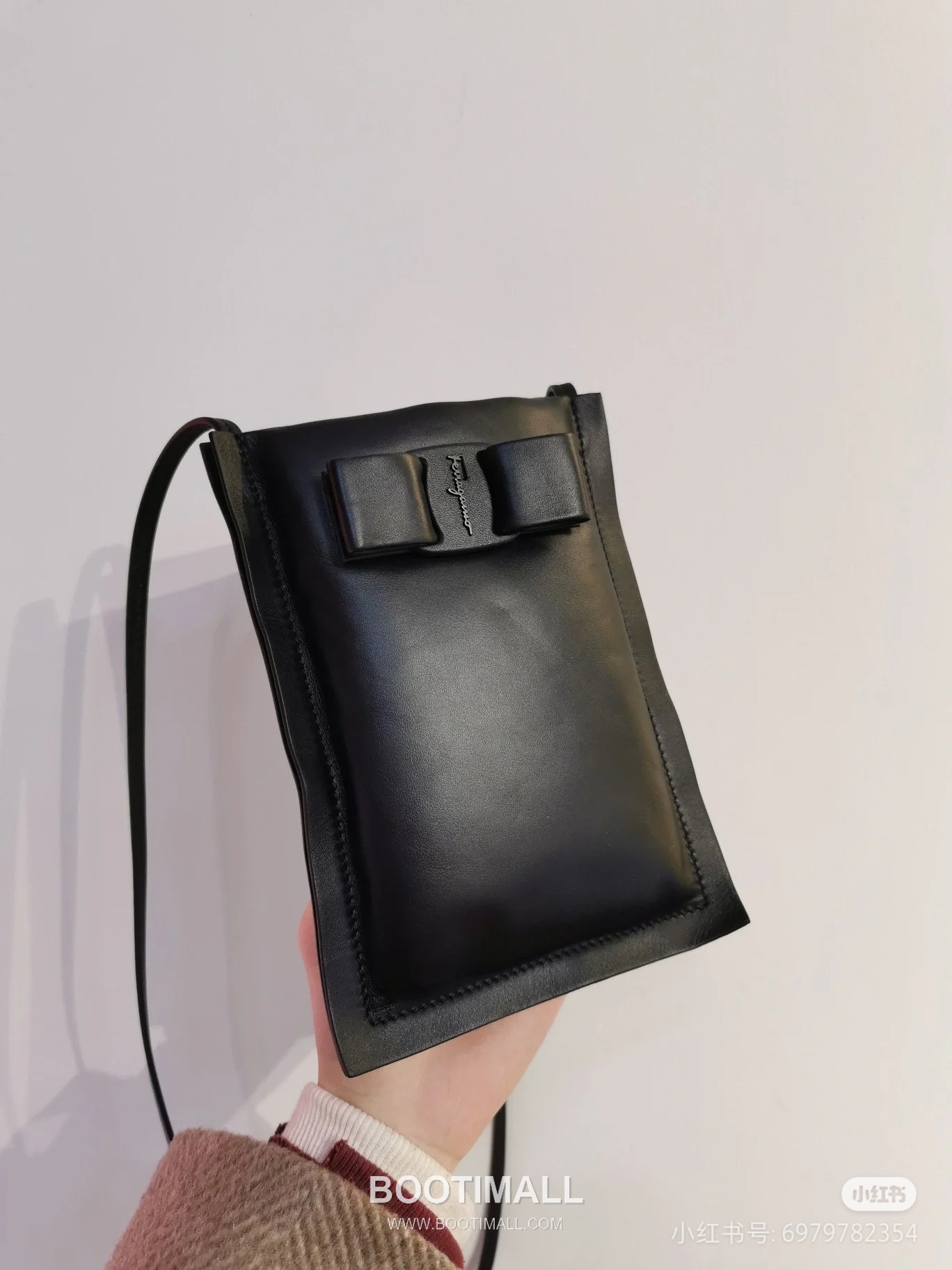 Salvatore Ferragamo Vara Bow Lambskin Phone Crossbody Bag with Soft Padded Design 살바토레페라가모 바라 보우 램스킨 폰 크로스바디백 JP-220293 18.5cm 2