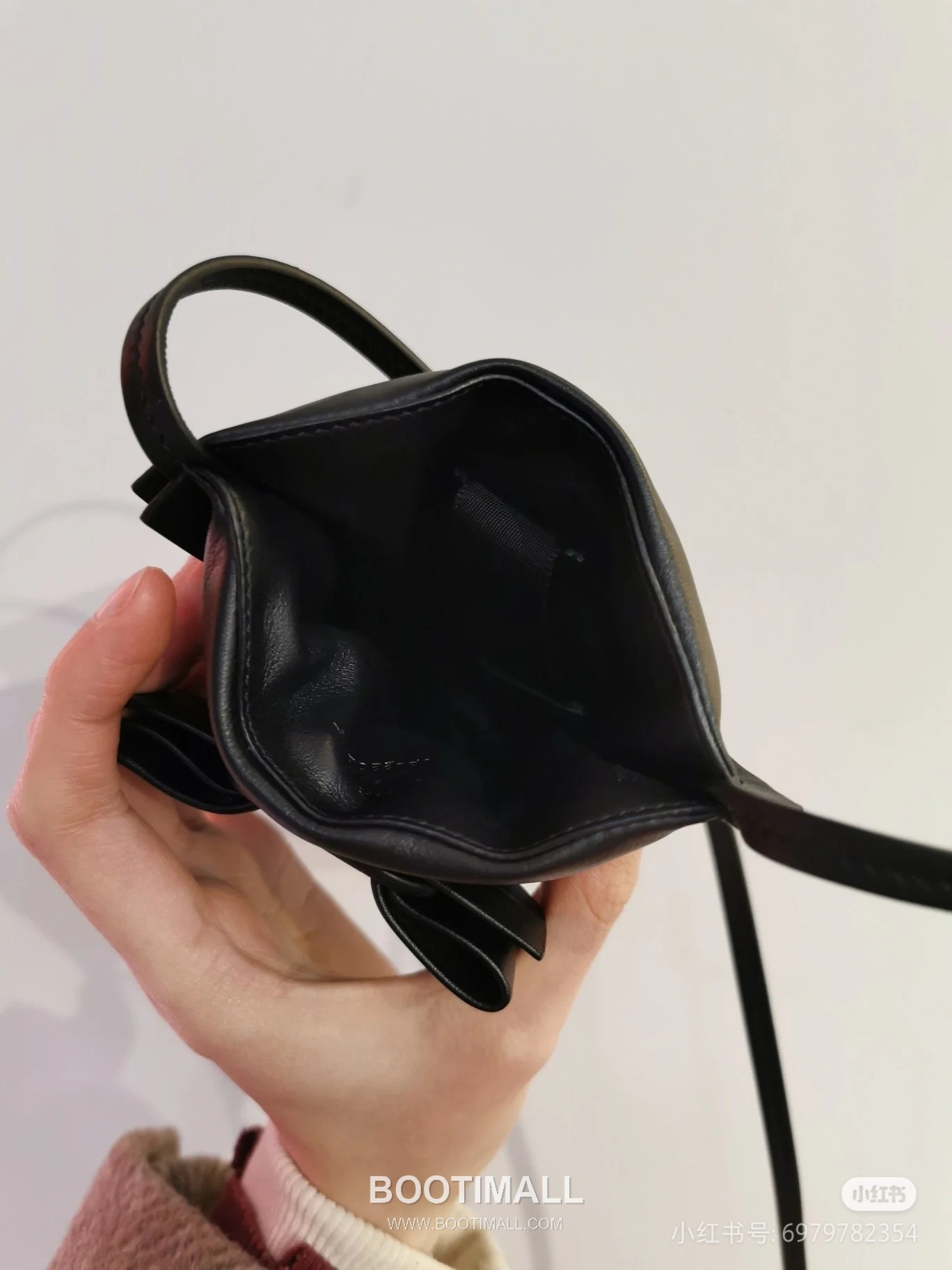 Salvatore Ferragamo Vara Bow Lambskin Phone Crossbody Bag with Soft Padded Design 살바토레페라가모 바라 보우 램스킨 폰 크로스바디백 JP-220293 18.5cm 3