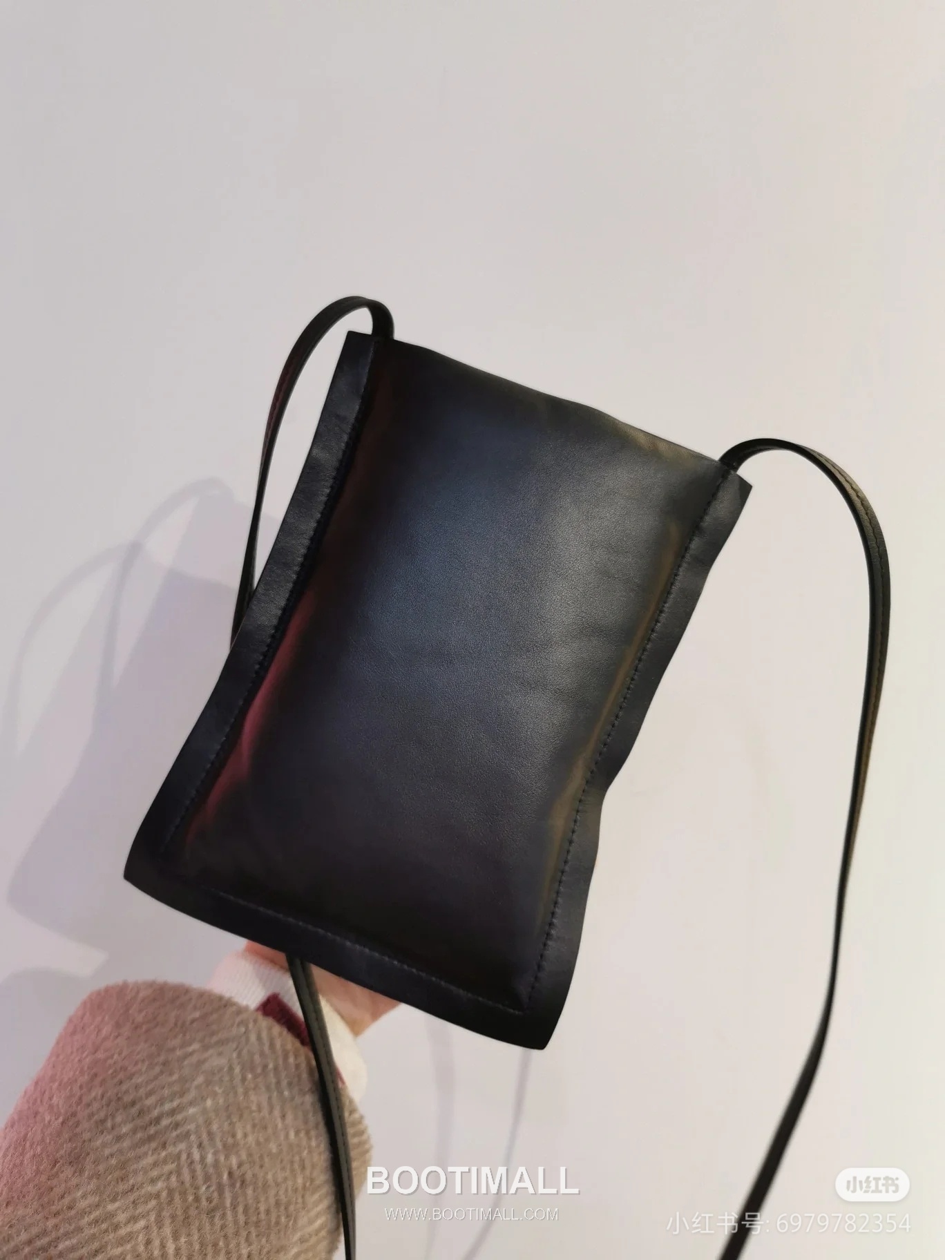 Salvatore Ferragamo Vara Bow Lambskin Phone Crossbody Bag with Soft Padded Design 살바토레페라가모 바라 보우 램스킨 폰 크로스바디백 JP-220293 18.5cm 4