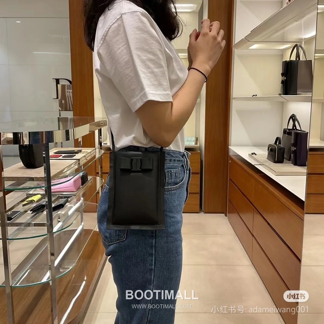 Salvatore Ferragamo Vara Bow Lambskin Phone Crossbody Bag with Soft Padded Design 살바토레페라가모 바라 보우 램스킨 폰 크로스바디백 JP-220293 18.5cm 5