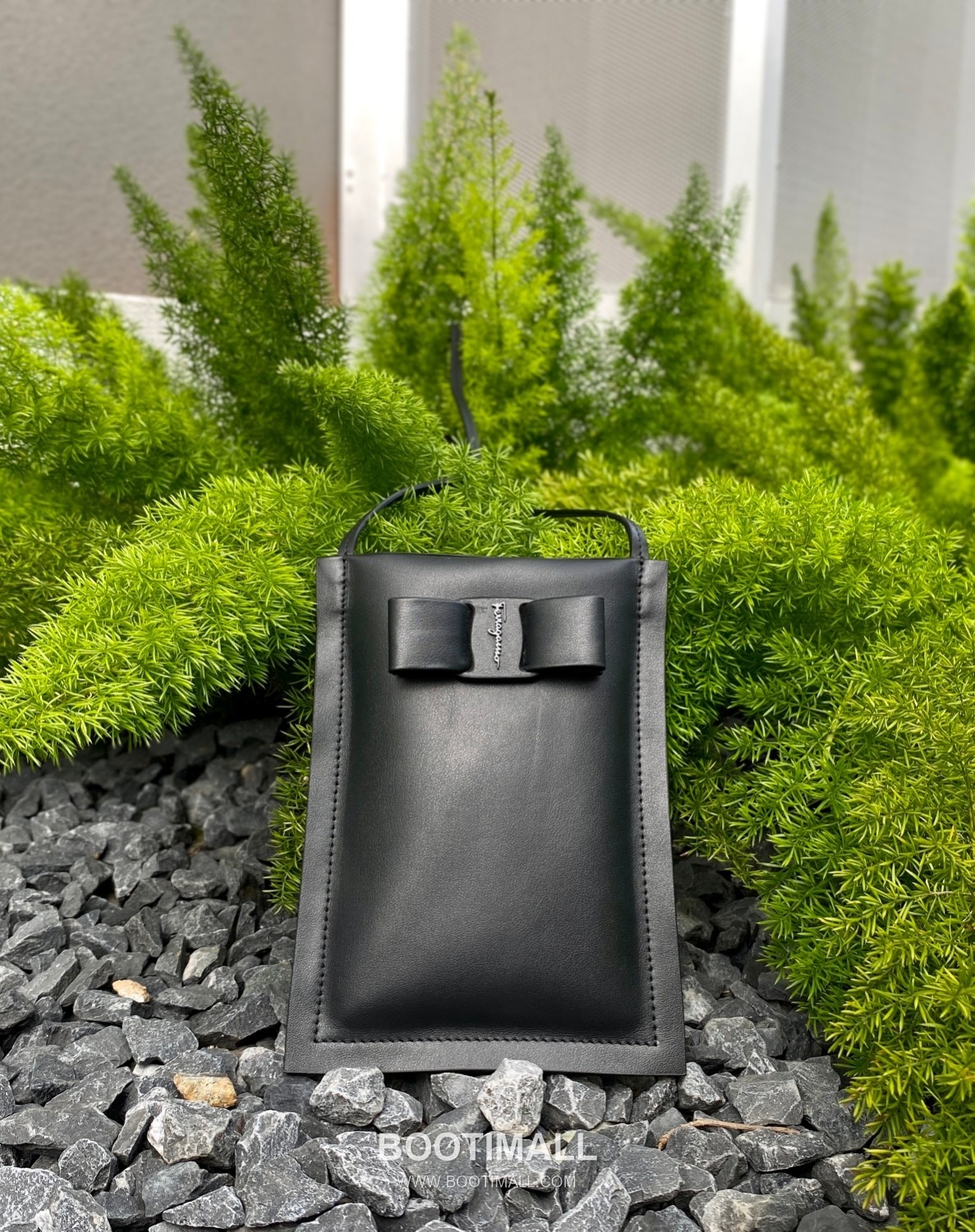 Salvatore Ferragamo Vara Bow Lambskin Phone Crossbody Bag with Soft Padded Design 살바토레페라가모 바라 보우 램스킨 폰 크로스바디백 JP-220293 18.5cm 6