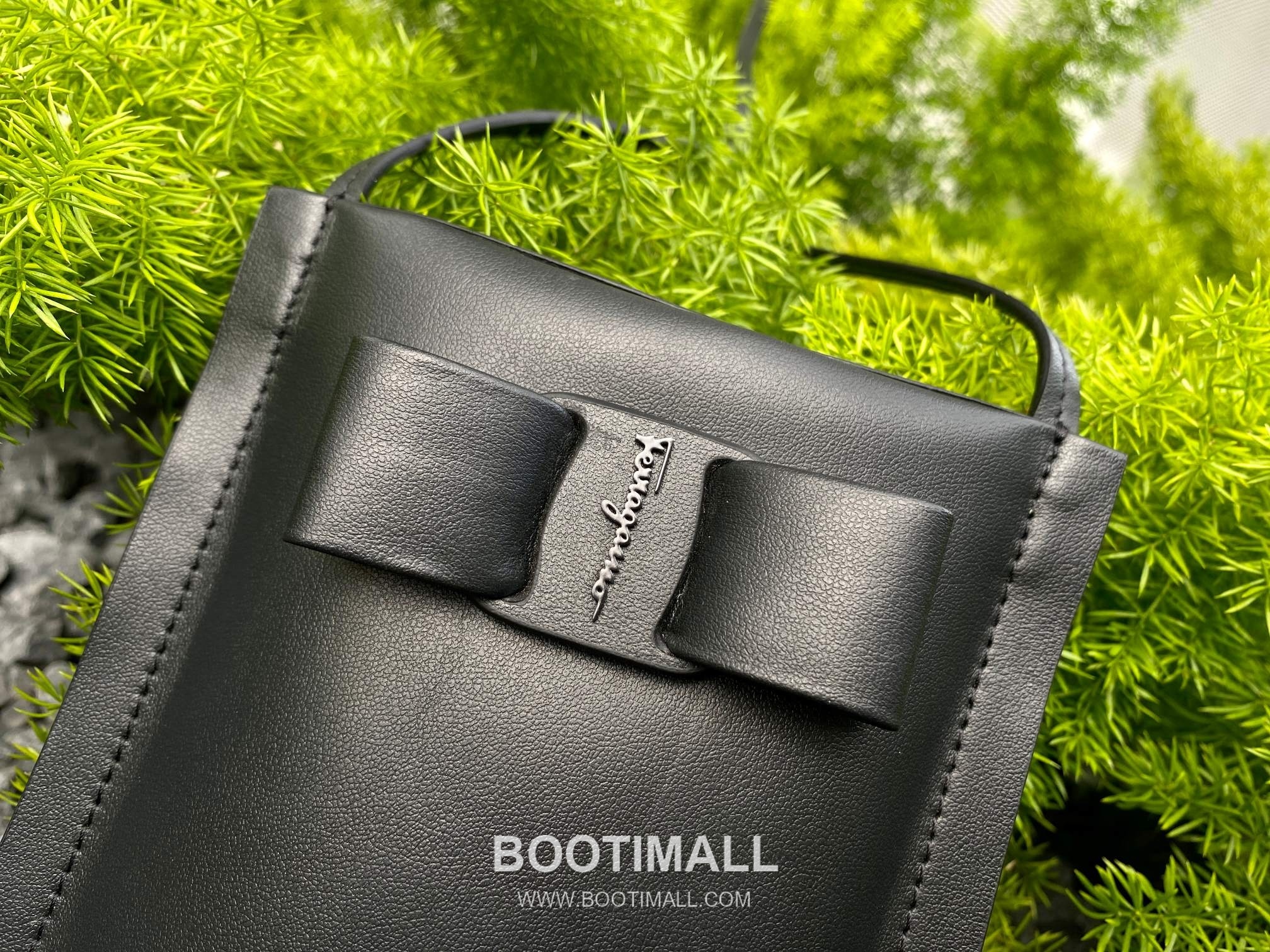 Salvatore Ferragamo Vara Bow Lambskin Phone Crossbody Bag with Soft Padded Design 살바토레페라가모 바라 보우 램스킨 폰 크로스바디백 JP-220293 18.5cm 7