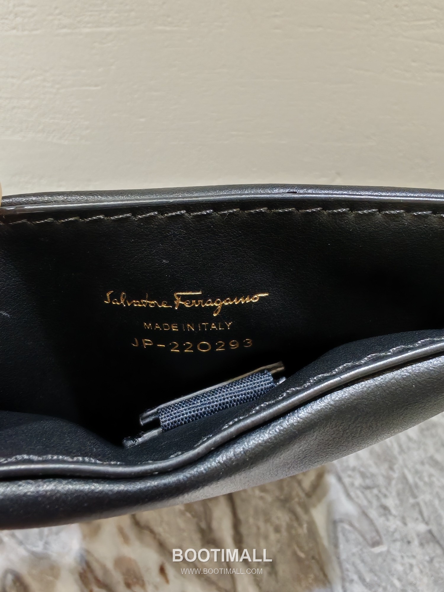 Salvatore Ferragamo Vara Bow Lambskin Phone Crossbody Bag with Soft Padded Design 살바토레페라가모 바라 보우 램스킨 폰 크로스바디백 JP-220293 18.5cm 9