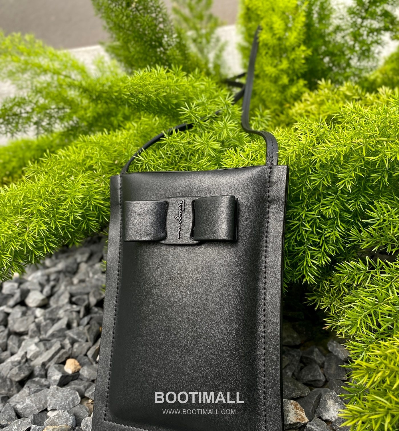 Salvatore Ferragamo Vara Bow Lambskin Phone Crossbody Bag with Soft Padded Design 살바토레페라가모 바라 보우 램스킨 폰 크로스바디백 JP-220293 18.5cm 10