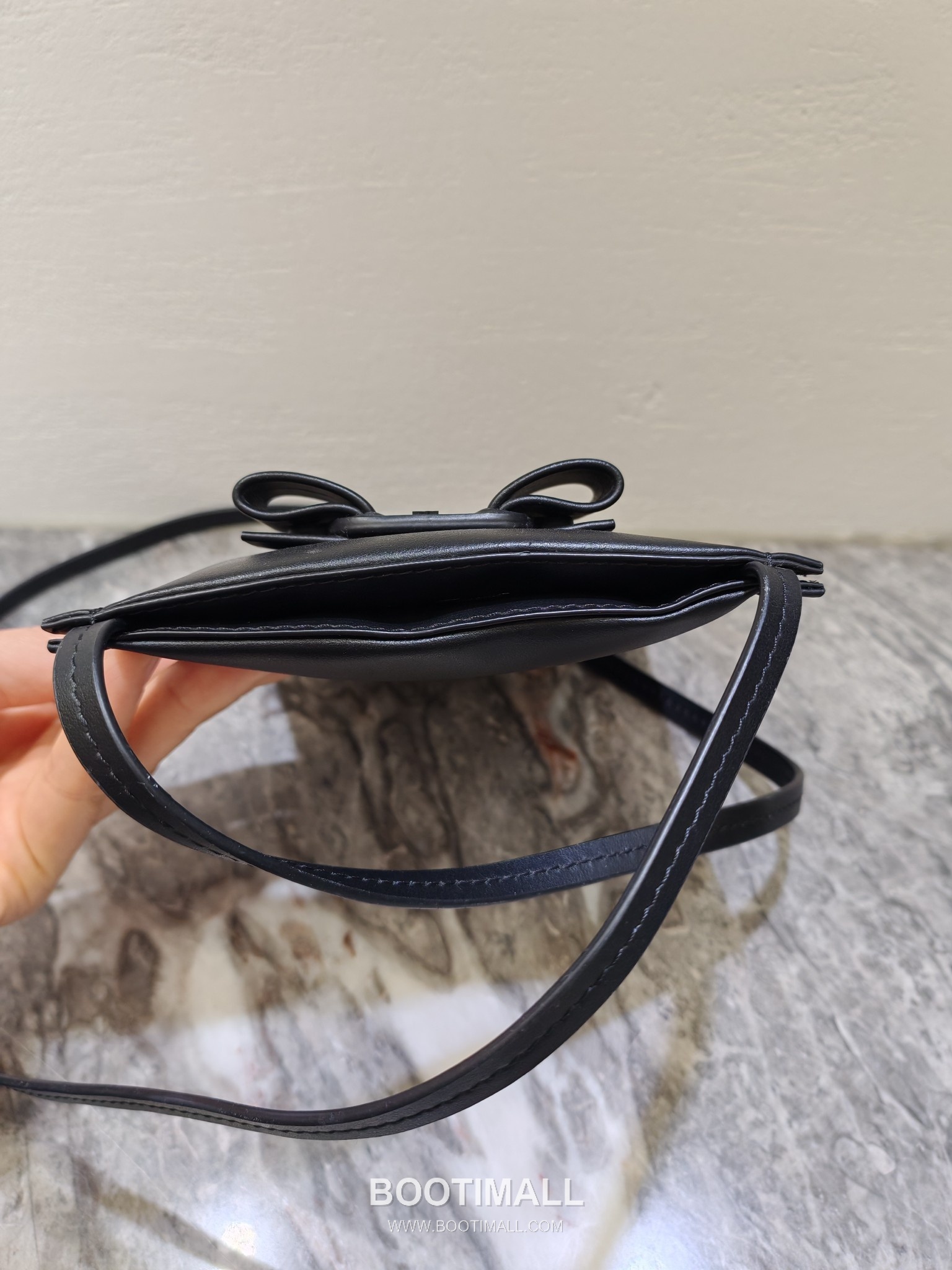 Salvatore Ferragamo Vara Bow Lambskin Phone Crossbody Bag with Soft Padded Design 살바토레페라가모 바라 보우 램스킨 폰 크로스바디백 JP-220293 18.5cm 12