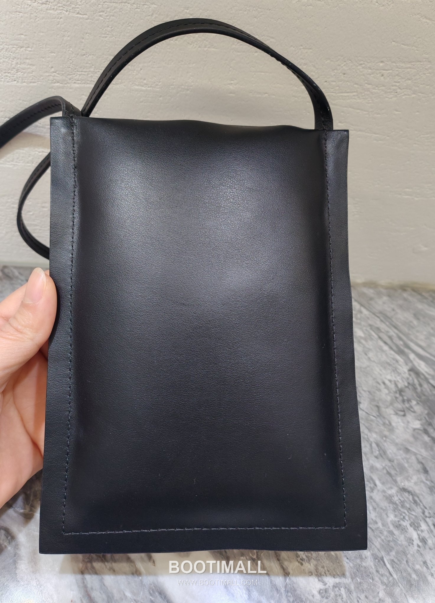 Salvatore Ferragamo Vara Bow Lambskin Phone Crossbody Bag with Soft Padded Design 살바토레페라가모 바라 보우 램스킨 폰 크로스바디백 JP-220293 18.5cm 13