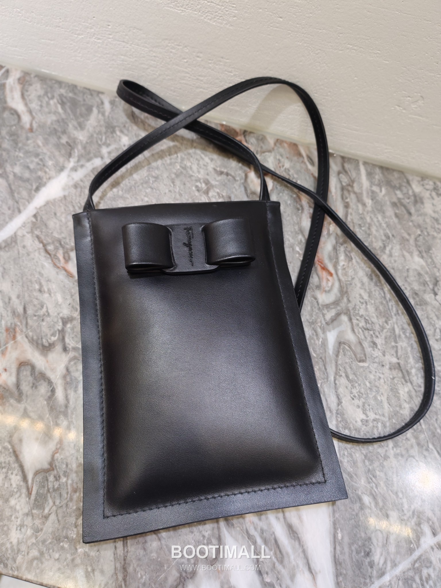 Salvatore Ferragamo Vara Bow Lambskin Phone Crossbody Bag with Soft Padded Design 살바토레페라가모 바라 보우 램스킨 폰 크로스바디백 JP-220293 18.5cm 14