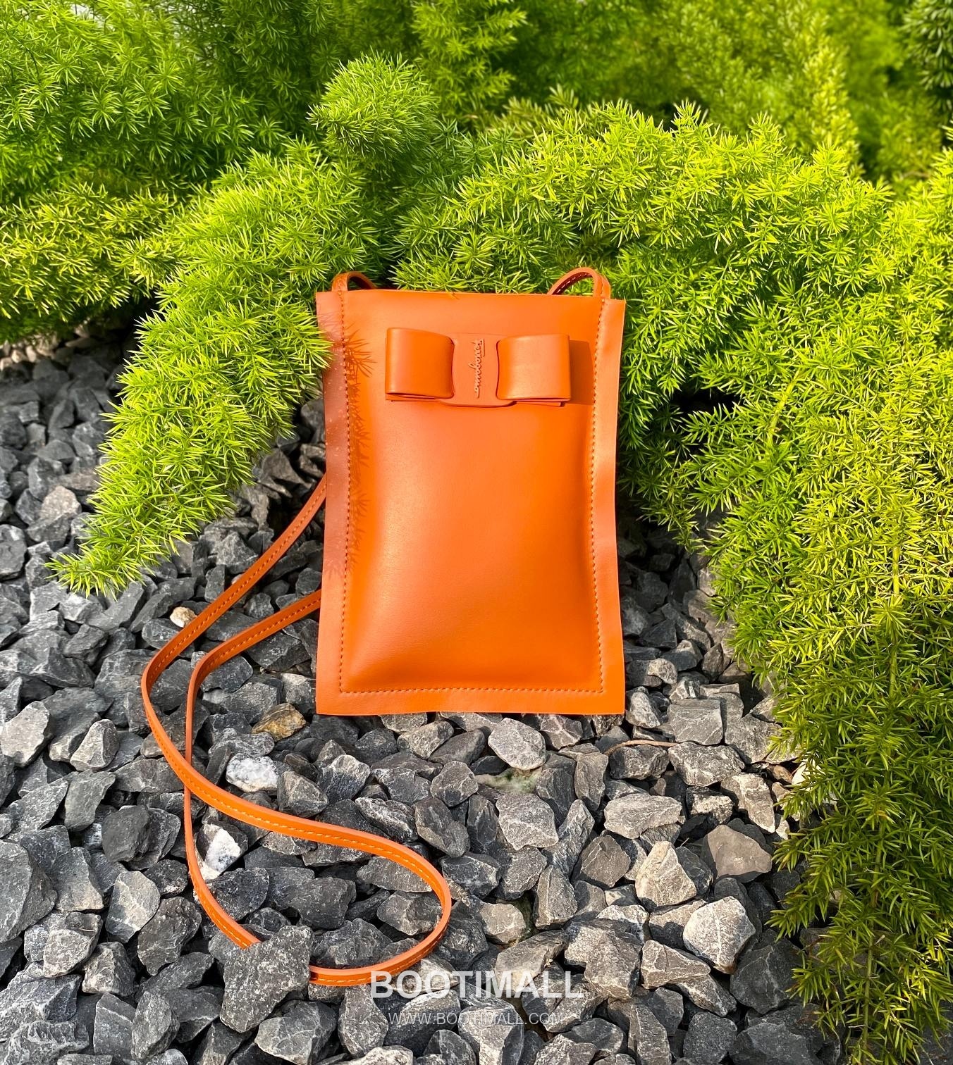 Salvatore Ferragamo Vara Bow Lambskin Phone Crossbody Bag with Soft Padded Design 살바토레페라가모 바라 보우 램스킨 폰 크로스바디백 JP-220293 18.5cm 1