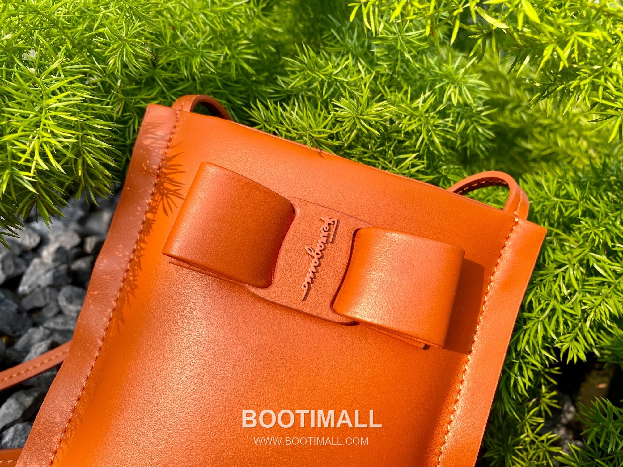 Salvatore Ferragamo Vara Bow Lambskin Phone Crossbody Bag with Soft Padded Design 살바토레페라가모 바라 보우 램스킨 폰 크로스바디백 JP-220293 18.5cm 2