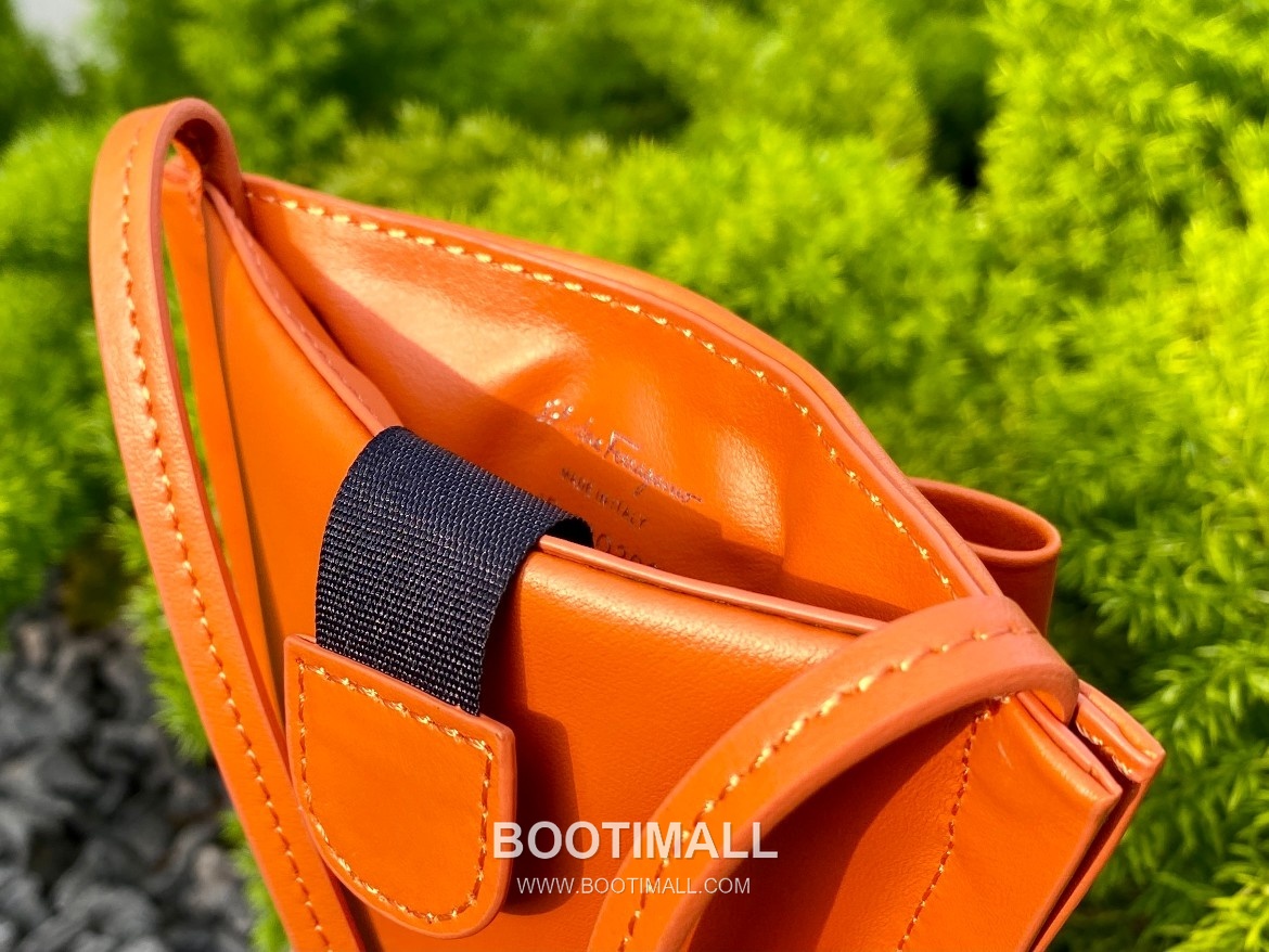 Salvatore Ferragamo Vara Bow Lambskin Phone Crossbody Bag with Soft Padded Design 살바토레페라가모 바라 보우 램스킨 폰 크로스바디백 JP-220293 18.5cm 3