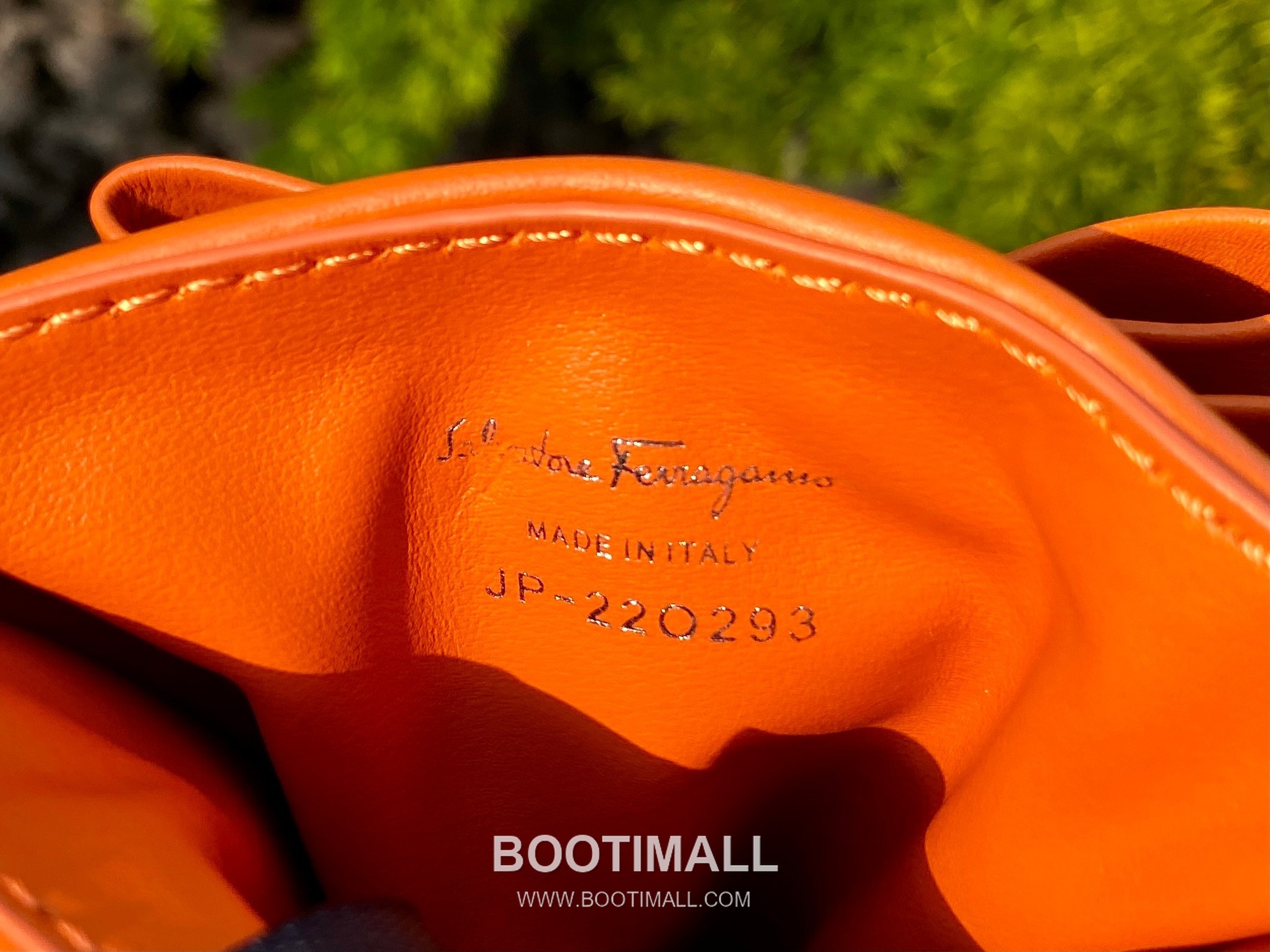 Salvatore Ferragamo Vara Bow Lambskin Phone Crossbody Bag with Soft Padded Design 살바토레페라가모 바라 보우 램스킨 폰 크로스바디백 JP-220293 18.5cm 4