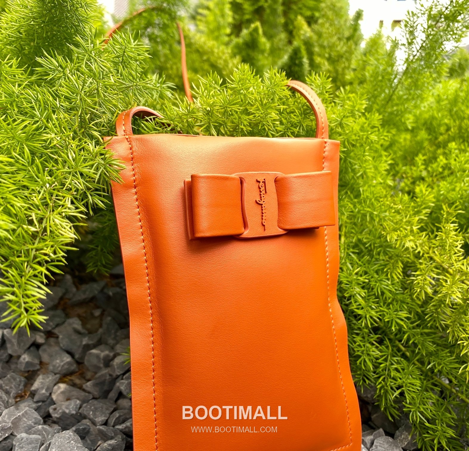 Salvatore Ferragamo Vara Bow Lambskin Phone Crossbody Bag with Soft Padded Design 살바토레페라가모 바라 보우 램스킨 폰 크로스바디백 JP-220293 18.5cm 5