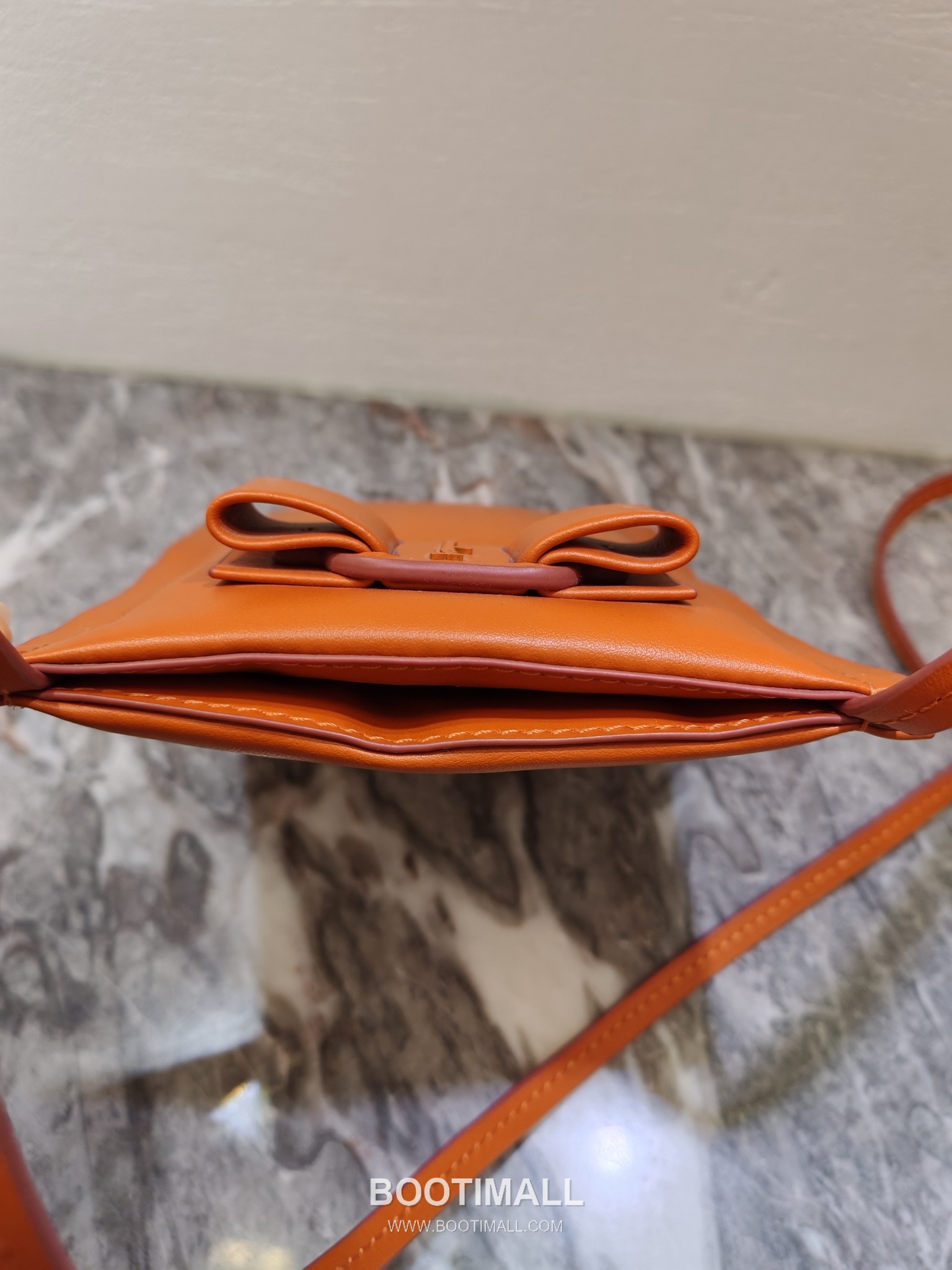 Salvatore Ferragamo Vara Bow Lambskin Phone Crossbody Bag with Soft Padded Design 살바토레페라가모 바라 보우 램스킨 폰 크로스바디백 JP-220293 18.5cm 6