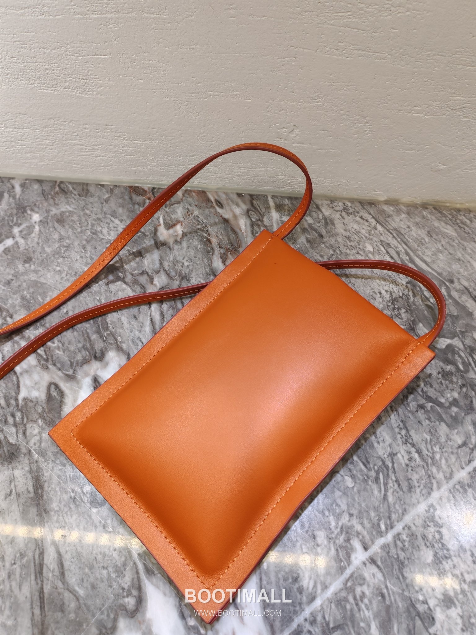 Salvatore Ferragamo Vara Bow Lambskin Phone Crossbody Bag with Soft Padded Design 살바토레페라가모 바라 보우 램스킨 폰 크로스바디백 JP-220293 18.5cm 7