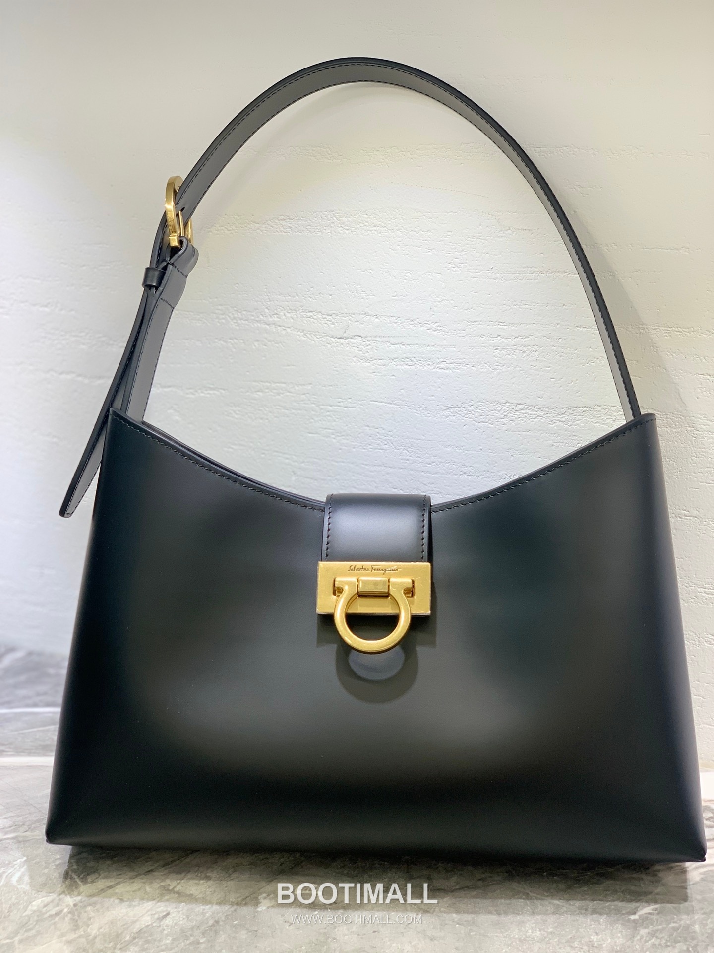 Salvatore Ferragamo Trifolio Matte Calfskin Shoulder Bag with Gancini Lock Detail 살바토레페라가모 트리폴리오 매트 카프스킨 숄더백 21-0926 30cm 6