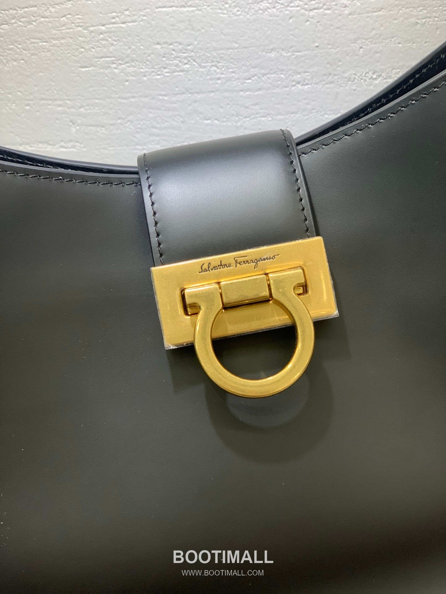 Salvatore Ferragamo Trifolio Matte Calfskin Shoulder Bag with Gancini Lock Detail 살바토레페라가모 트리폴리오 매트 카프스킨 숄더백 21-0926 30cm 7