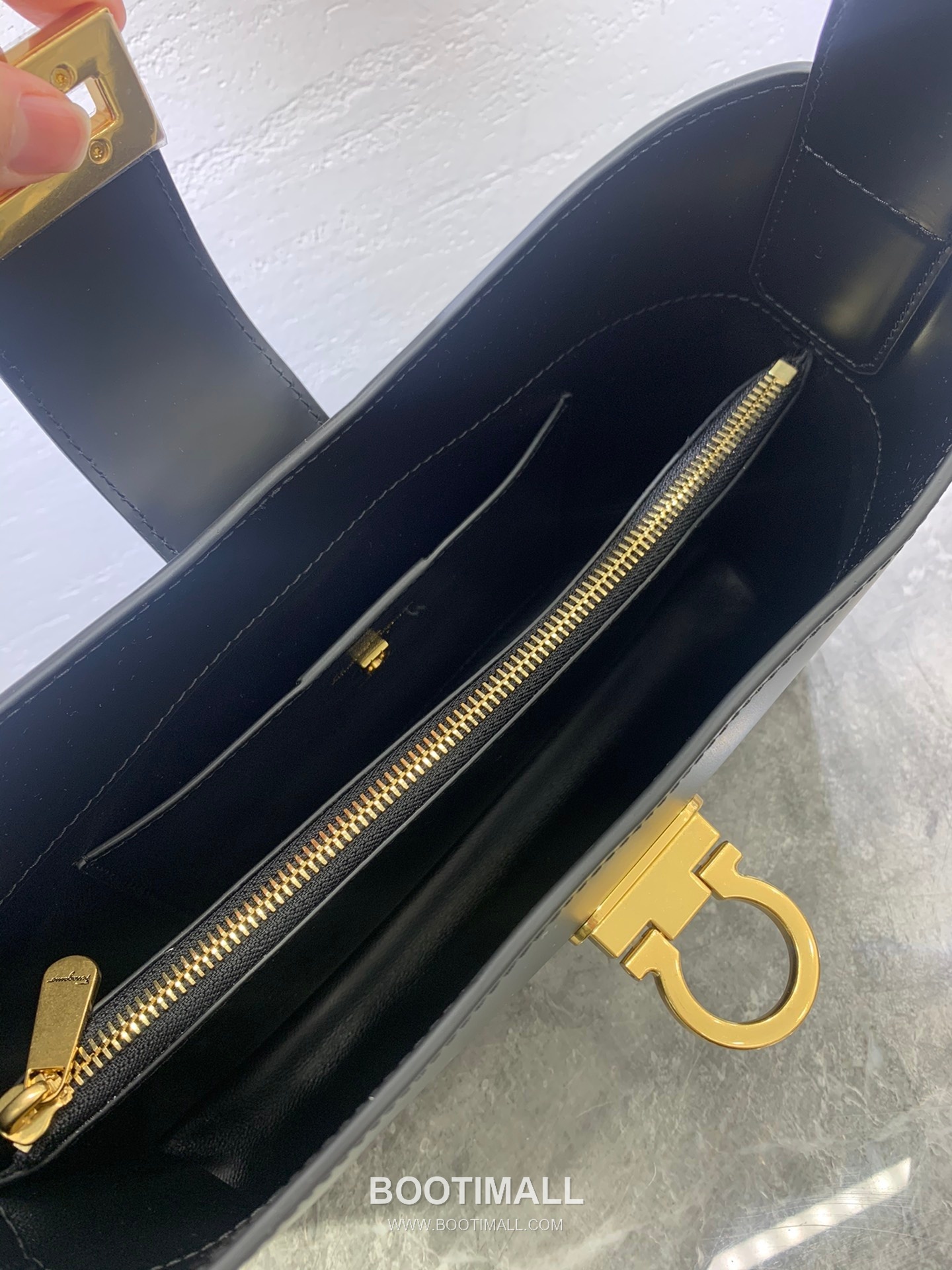 Salvatore Ferragamo Trifolio Matte Calfskin Shoulder Bag with Gancini Lock Detail 살바토레페라가모 트리폴리오 매트 카프스킨 숄더백 21-0926 30cm 8