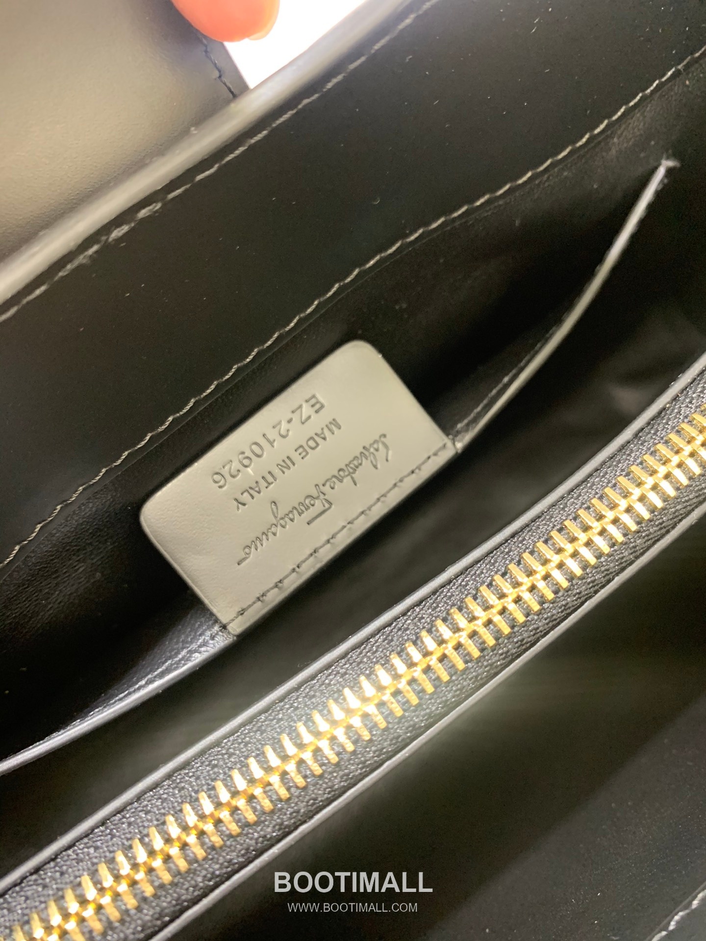 Salvatore Ferragamo Trifolio Matte Calfskin Shoulder Bag with Gancini Lock Detail 살바토레페라가모 트리폴리오 매트 카프스킨 숄더백 21-0926 30cm 9