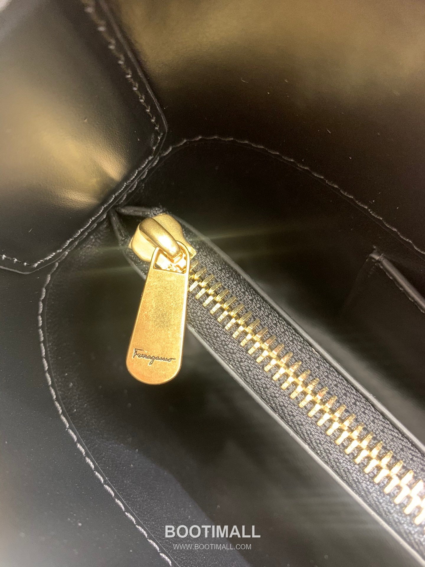 Salvatore Ferragamo Trifolio Matte Calfskin Shoulder Bag with Gancini Lock Detail 살바토레페라가모 트리폴리오 매트 카프스킨 숄더백 21-0926 30cm 10