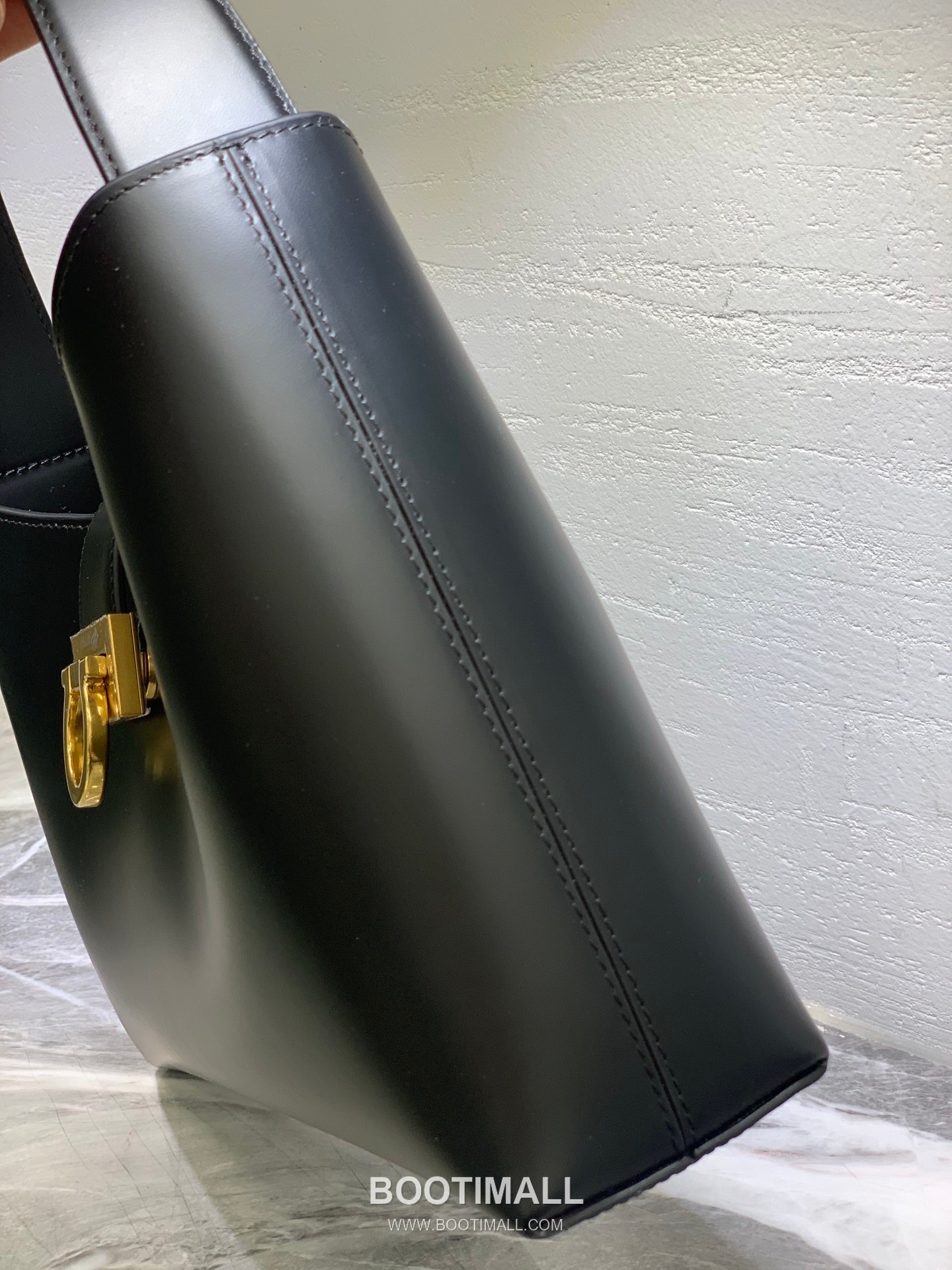 Salvatore Ferragamo Trifolio Matte Calfskin Shoulder Bag with Gancini Lock Detail 살바토레페라가모 트리폴리오 매트 카프스킨 숄더백 21-0926 30cm 11