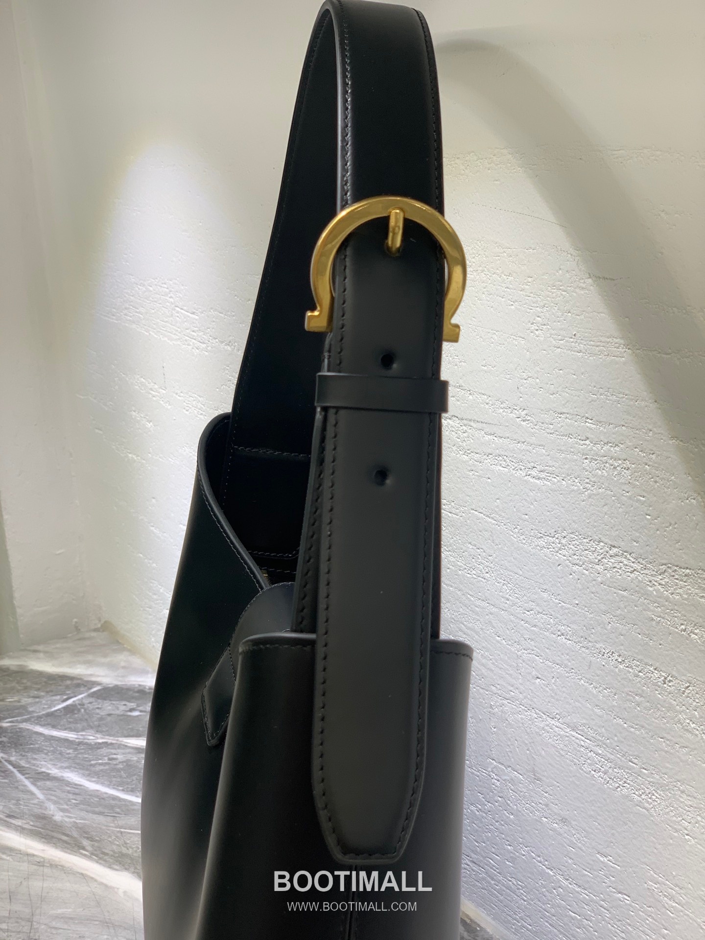 Salvatore Ferragamo Trifolio Matte Calfskin Shoulder Bag with Gancini Lock Detail 살바토레페라가모 트리폴리오 매트 카프스킨 숄더백 21-0926 30cm 12