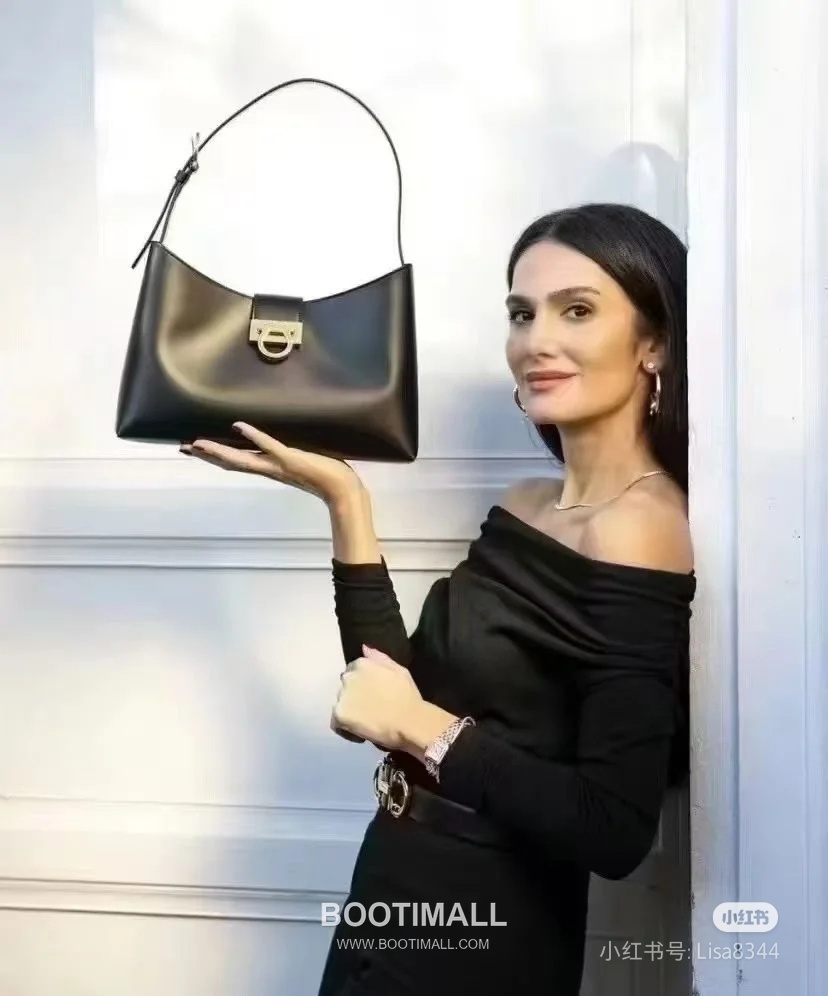 Salvatore Ferragamo Trifolio Matte Calfskin Shoulder Bag with Gancini Lock Detail 살바토레페라가모 트리폴리오 매트 카프스킨 숄더백 21-0926 30cm 16