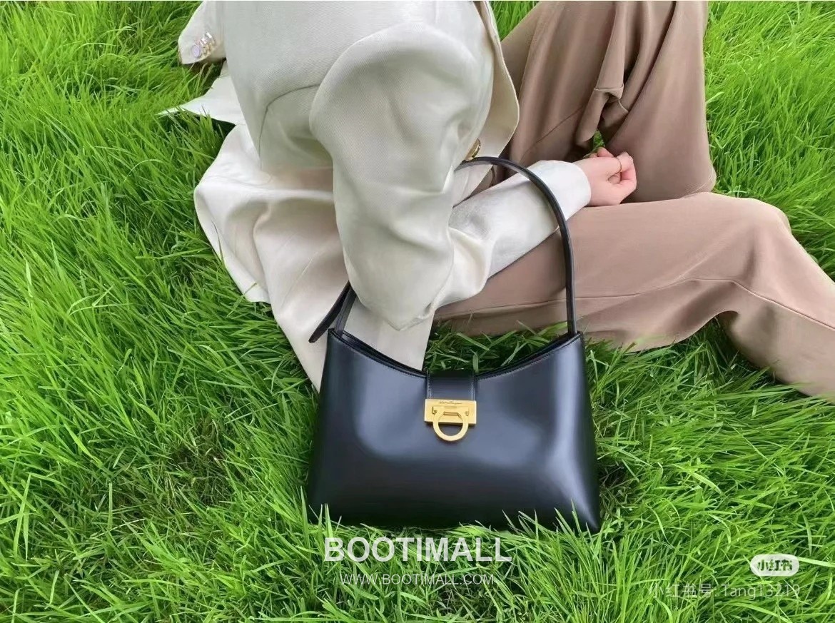 Salvatore Ferragamo Trifolio Matte Calfskin Shoulder Bag with Gancini Lock Detail 살바토레페라가모 트리폴리오 매트 카프스킨 숄더백 21-0926 30cm 20