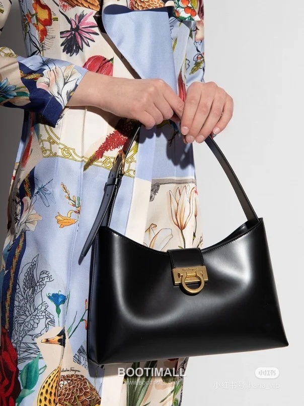 Salvatore Ferragamo Trifolio Matte Calfskin Shoulder Bag with Gancini Lock Detail 살바토레페라가모 트리폴리오 매트 카프스킨 숄더백 21-0926 30cm 21