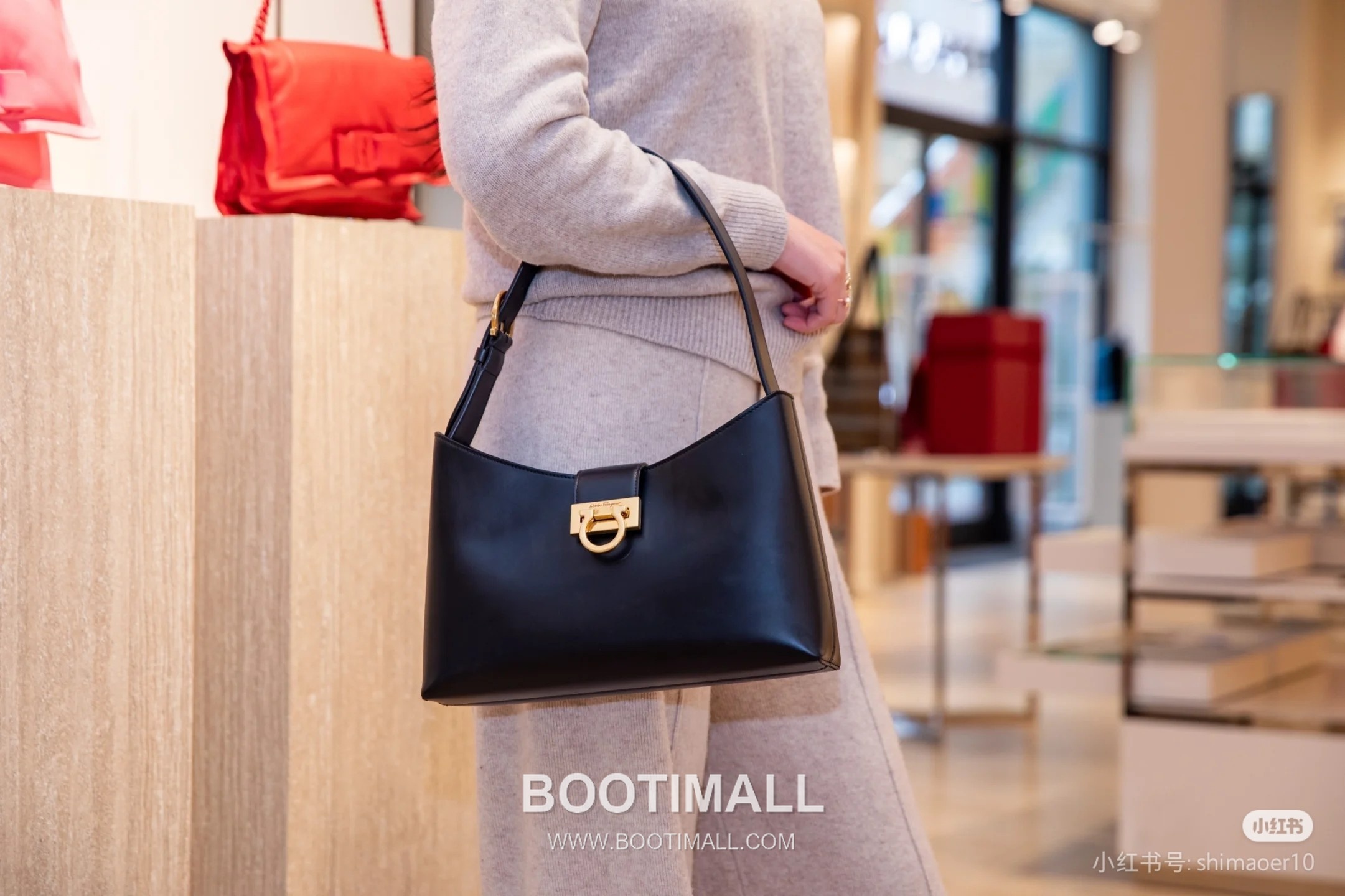 Salvatore Ferragamo Trifolio Matte Calfskin Shoulder Bag with Gancini Lock Detail 살바토레페라가모 트리폴리오 매트 카프스킨 숄더백 21-0926 30cm 22